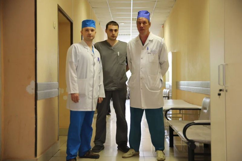 Три врача стоят
