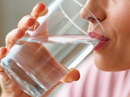 Употребление воды Девушка пьют воду