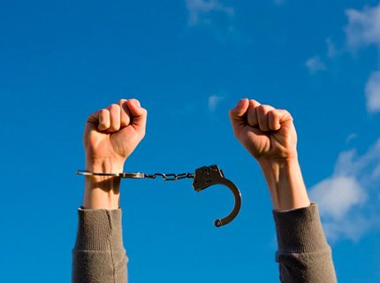 Освобождение от зависимости Человек разорвал оковы
