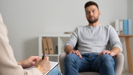 Врач делает записи во время приёма